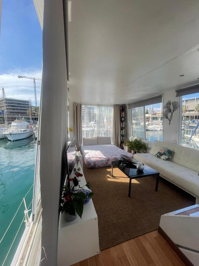 Light Bedroom In A Home Boat Barcelona Bagian luar foto