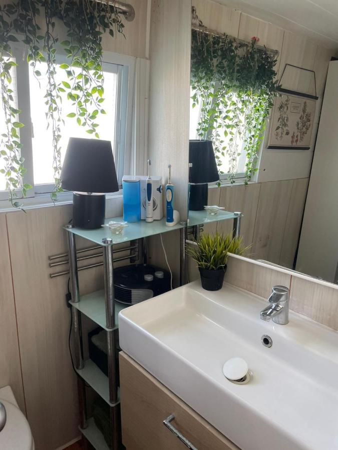 Light Bedroom In A Home Boat Barcelona Bagian luar foto