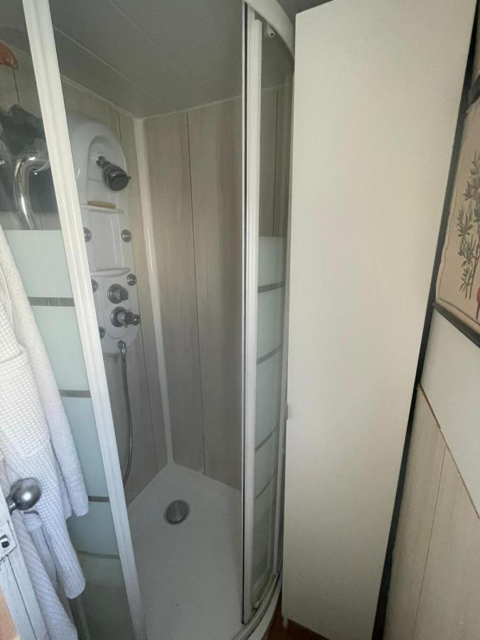 Light Bedroom In A Home Boat Barcelona Bagian luar foto