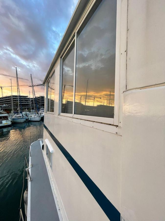 Light Bedroom In A Home Boat Barcelona Bagian luar foto