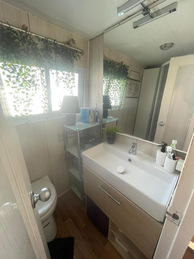Light Bedroom In A Home Boat Barcelona Bagian luar foto